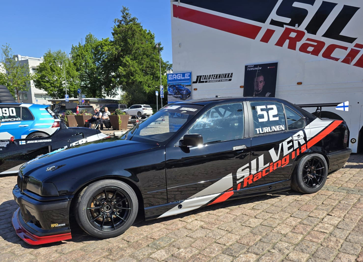 https://ilmoittautuminen.fhra.fi/rest/aanestys_tiedostot.php?tapahtuma_id=32&filename=7ec5e_hrf_bmw_silverracing.jpg&type=a2